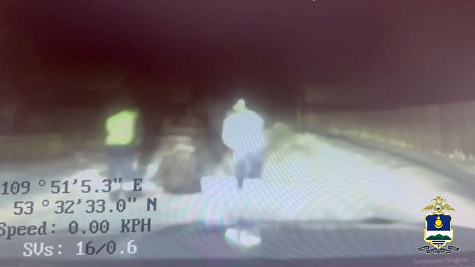 В Бурятии полицейские помогли замерзшему мужчине, лежавшему на дороге 