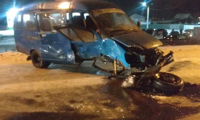 Три человека пострадали при столкновении микроавтобуса и BMW в Улан-Удэ