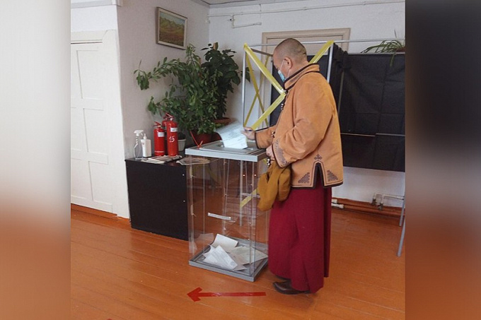 Хамбо лама Дамба Аюшеев проголосовал по поправкам в Конституцию 