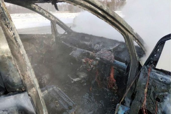 В Бурятии машина загорелась во время отогрева двигателя