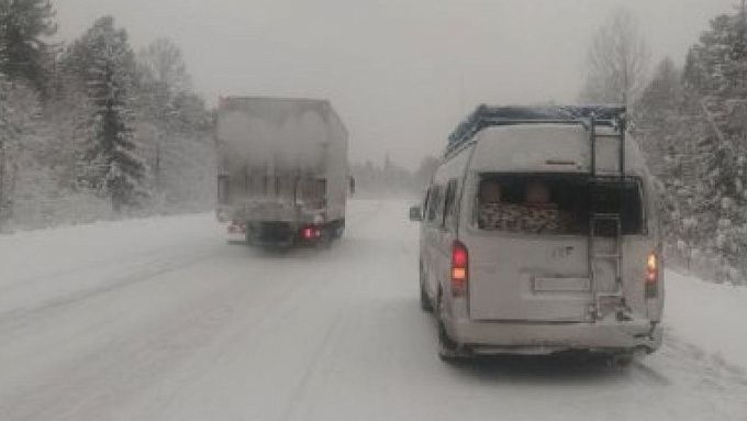 Фура и автобус «поцеловались» на федеральной трассе в Бурятии