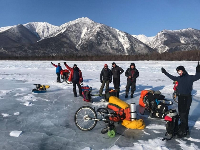 Туристы из Твери проехали на велосипедах по льду Байкала 560 км