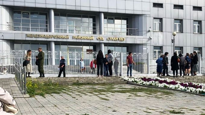 Угрозы взрыва поступили во все суды Улан-Удэ. Людей эвакуировали