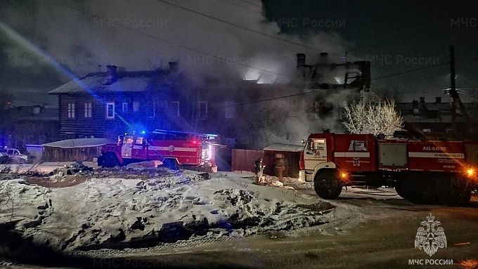 Двух человек спасли на ночном пожаре в Улан-Удэ
