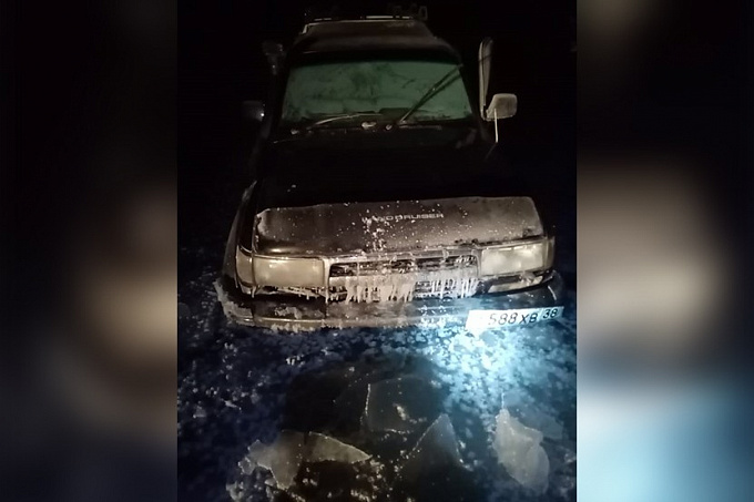 В Бурятии искали пассажиров провалившейся под лед машины