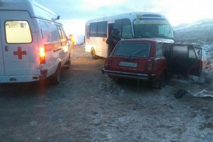 В Бурятии два человека пострадали в столкновении автобуса и «ВАЗа»
