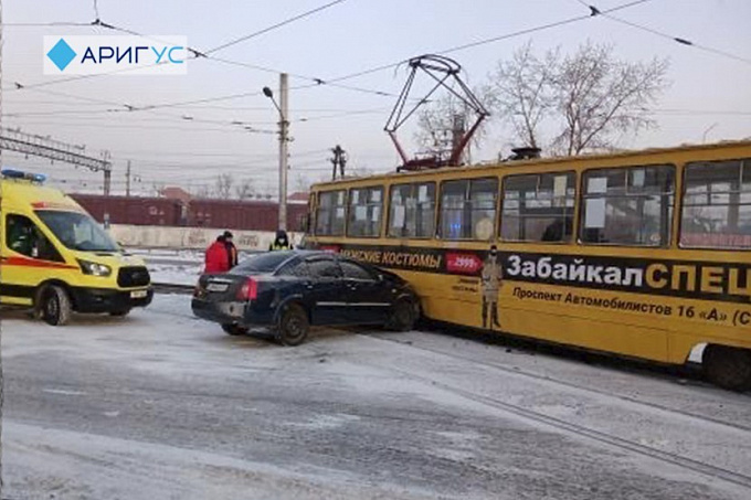 В Улан-Удэ «Тойота» врезалась в трамвай (ФОТО)