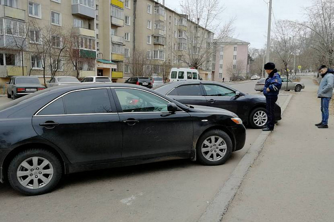 В Улан-Удэ сотрудники полиции паркуют свои машины на остановке
