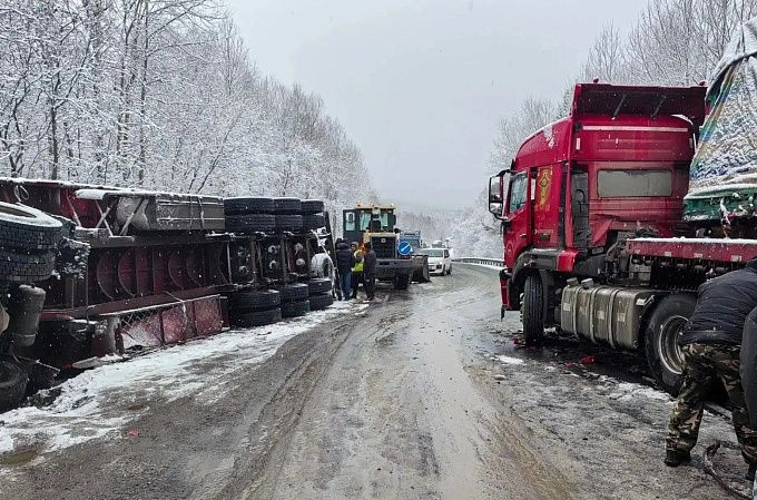 Три фуры столкнулись на трассе в Бурятии. Образовалась огромная пробка