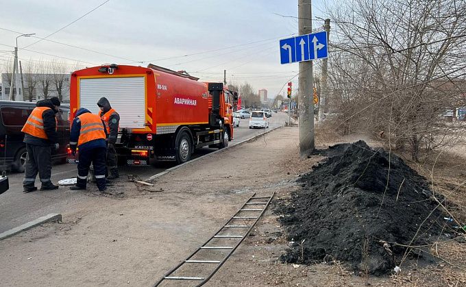 В Улан-Удэ сотрудники «Водоканала» подняли из канализации свыше четырех кубометров мусора