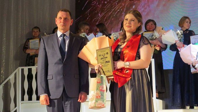 «Замечательно, что можно поделиться опытом»: в Улан-Удэ выбрали учителя года