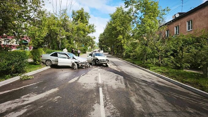 Два человека пострадали в лобовом ДТП в Улан-Удэ