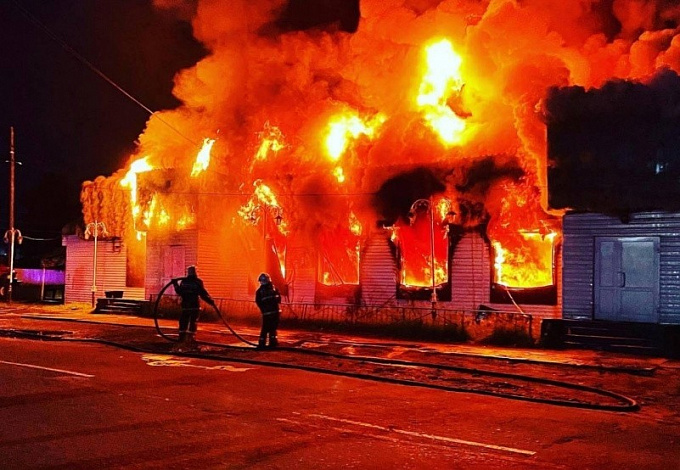 В Бурятии неизвестные подожгли здание в 500 кв.метров
