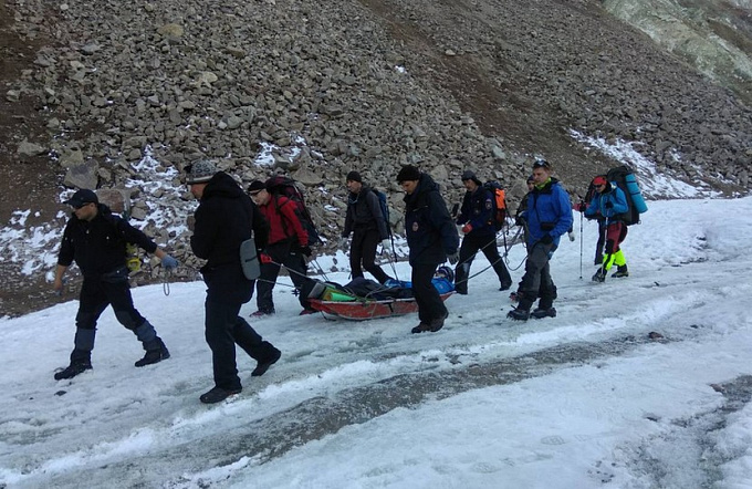 В Бурятии турист сломал ногу при восхождении на Мунку-Сардык