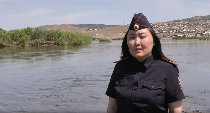 Сотрудницу полиции, спасшую ребенка на реке в Бурятии, наградят медалью