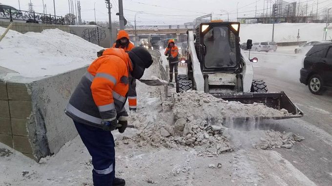 Последствия снегопада устраняют в Улан-Удэ 