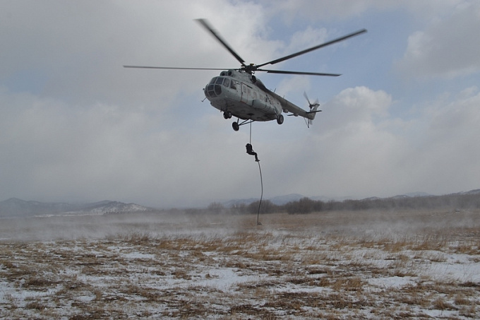 В Бурятии бойцы ОМОН отработали десантирование без парашюта