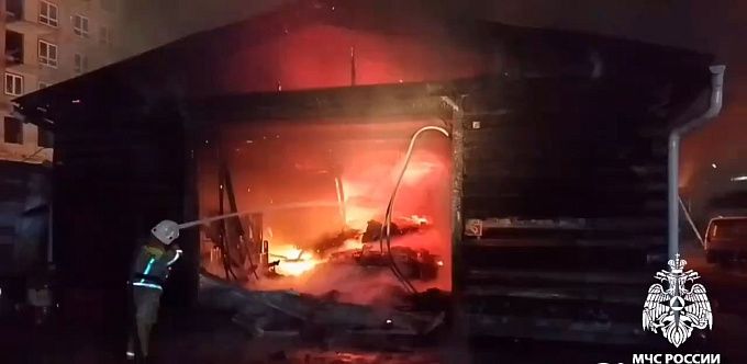 Мужчина получил ожоги, уничтожено 6 грузовиков и 2 электрокара: последствия крупного пожара в Улан-Удэ 