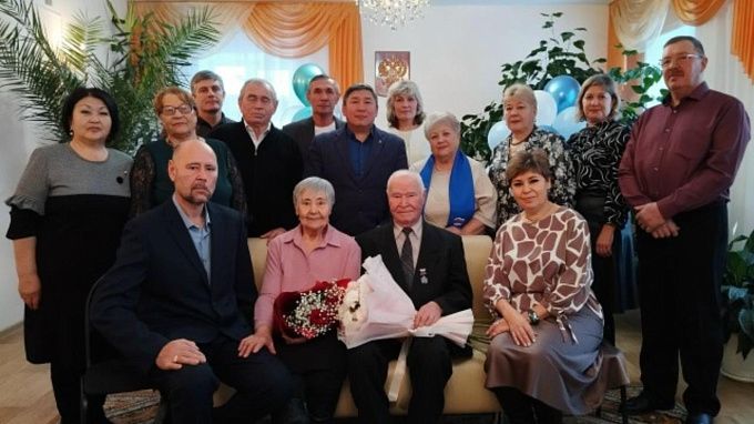 В Бурятии семья энергетиков отметила изумрудную свадьбу