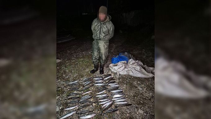 Браконьера на моторной лодке и с 4 сетями поймали на Байкале