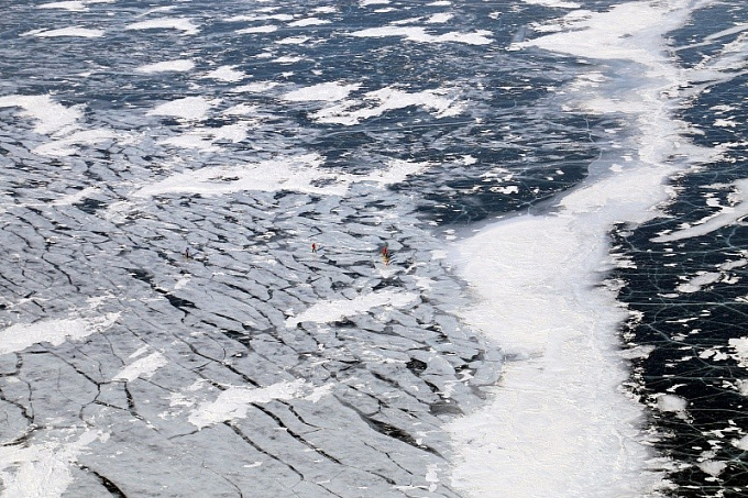 На Байкале под лед провалился внедорожник с туристами из Орла