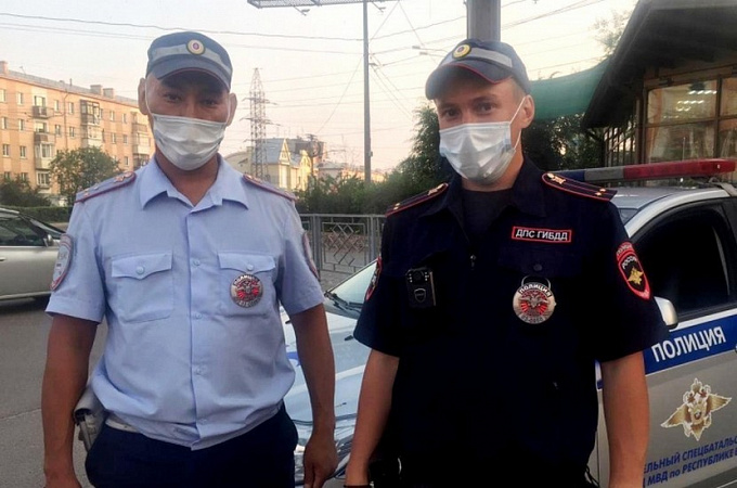 В Улан-Удэ автоинспекторы экстренно доставили в больницу ребенка