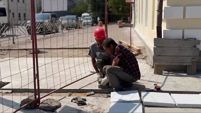 Гранитную плитку начали укладывать на Арбате в Улан-Удэ
