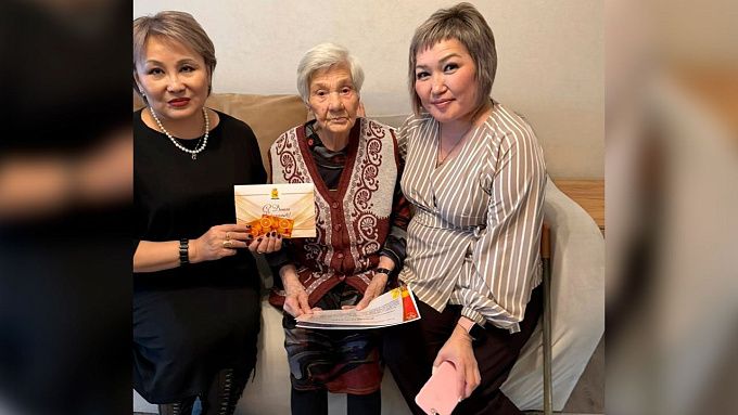 Долгожительницу из Улан-Удэ поздравили со 102-летием