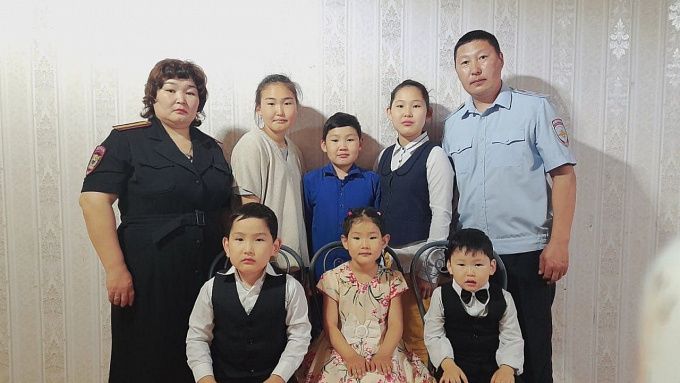 В районе Бурятии многодетная полицейская семья отметит свое совершеннолетие