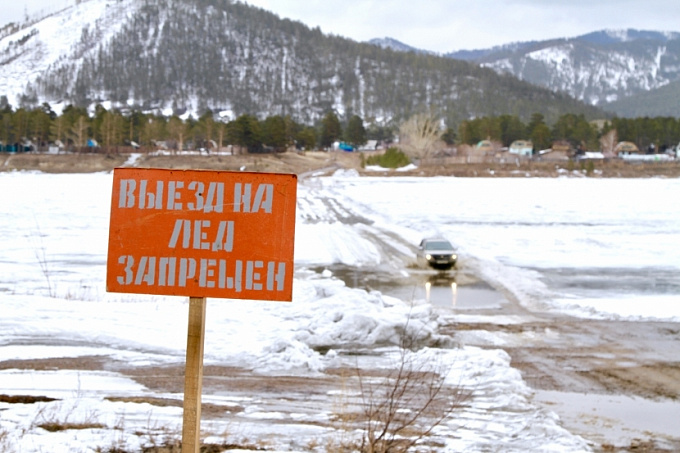 В Бурятии закрыли ледовые переправы на Байкале