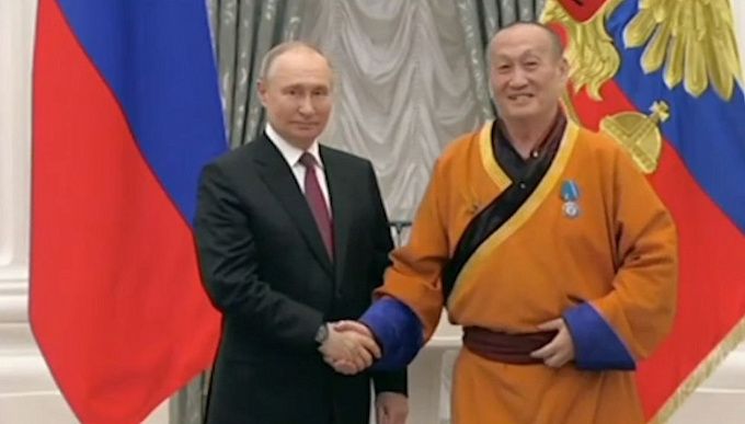 Хамбо ламе Аюшееву в Кремле вручили Орден Почета