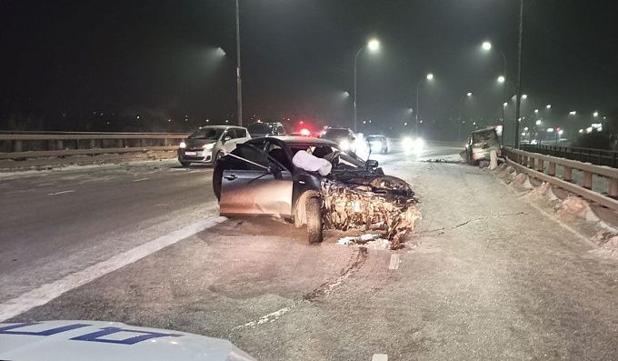 В Улан-Удэ молодой водитель устроил аварию на мосту