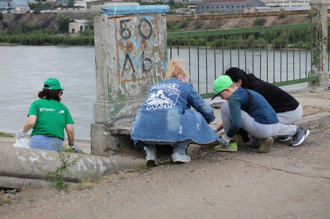 Улан-удэнцы засоряют Селенгинский мост бутылками, проводами и обувью