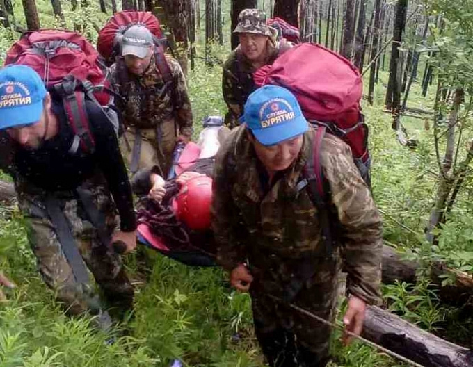 В горах Бурятии спасатели эвакуировали женщину, сломавшую ногу