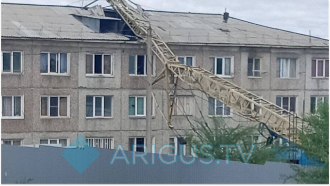 Кран упал на жилой дом в Улан-Удэ