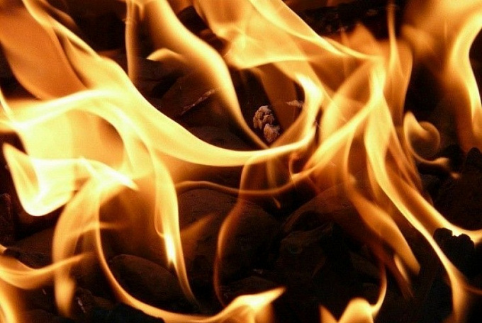 Неизвестные подожгли здание шиномонтажки в Бурятии 