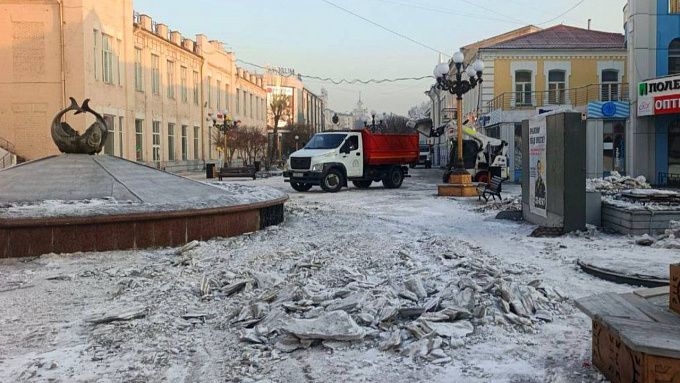 Улан-Удэ очищают от снега