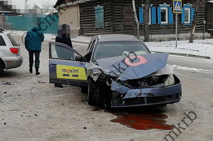 В Улан-Удэ в ДТП с такси пострадала девушка