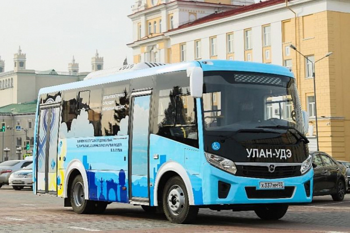 В Улан-Удэ показали новые автобусы с цитатами Путина 