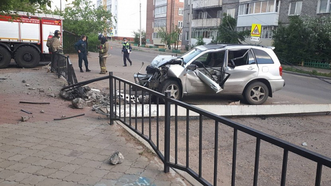 В Улан-Удэ кроссовер снес электроопору