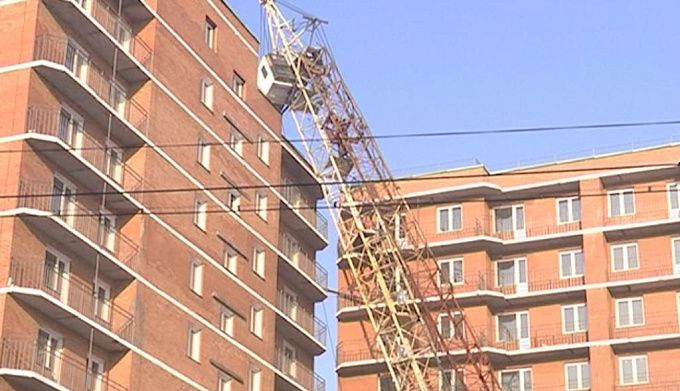 Улан-удэнец «раздел» башенный кран на стройке