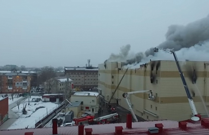 В Кемерово сгорел торговый центр, погибли 37 человек 