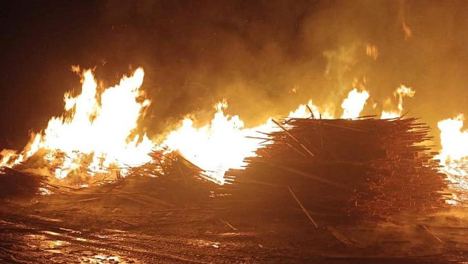 В Бурятии пожар на пилораме охватил 200 квадратных метров