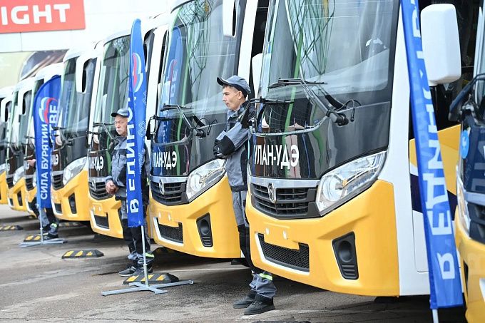 В Улан-Удэ вручили ключи от 9 автомобилей скорой помощи и 28 автобусов 