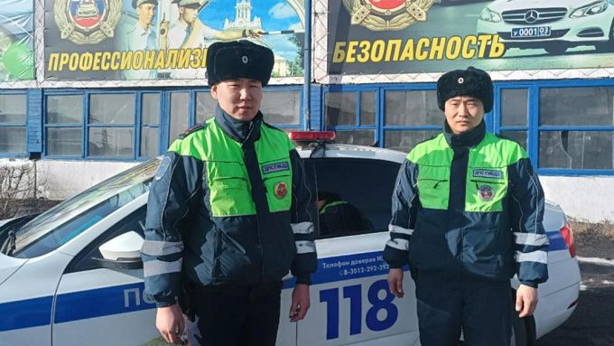 Бдительные автоинспекторы помогли потушить пожар в Улан-Удэ