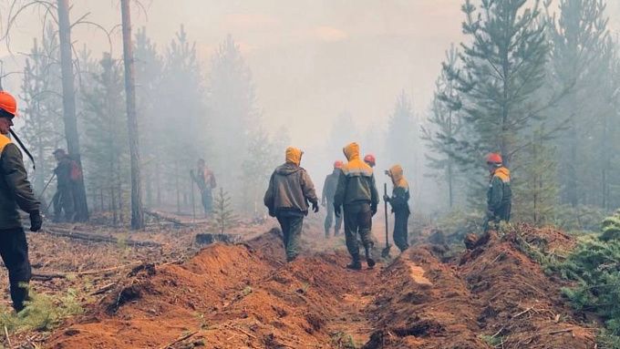 В Бурятии с лесными пожарами борются почти 500 человек