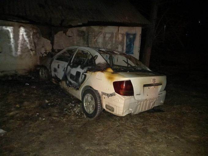 В Бурятии автомобиль врезался в магазин и загорелся (ФОТО)