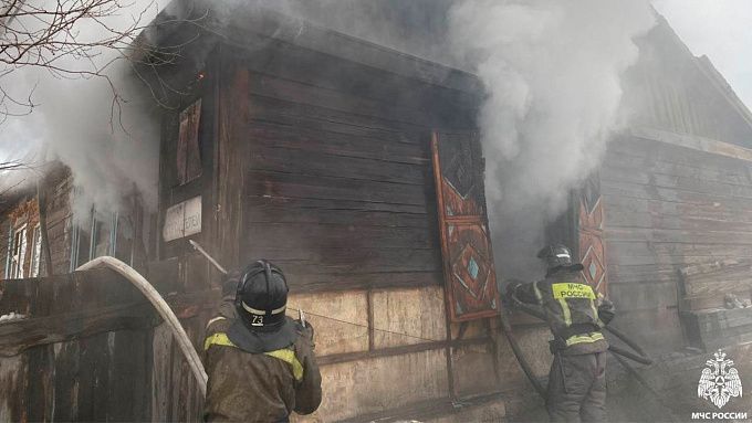 Пламя охватило жилой дом в Улан-Удэ