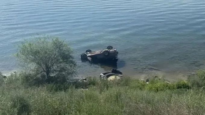 Машина с людьми улетела в озеро в районе Бурятии