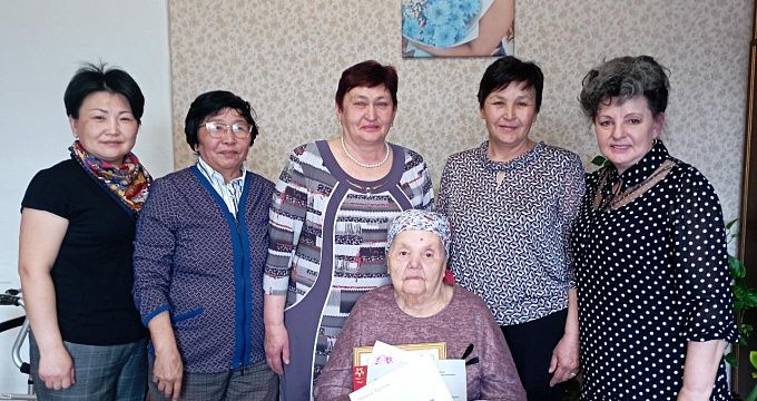 В Бурятии труженик тыла отметила 95-летний юбилей